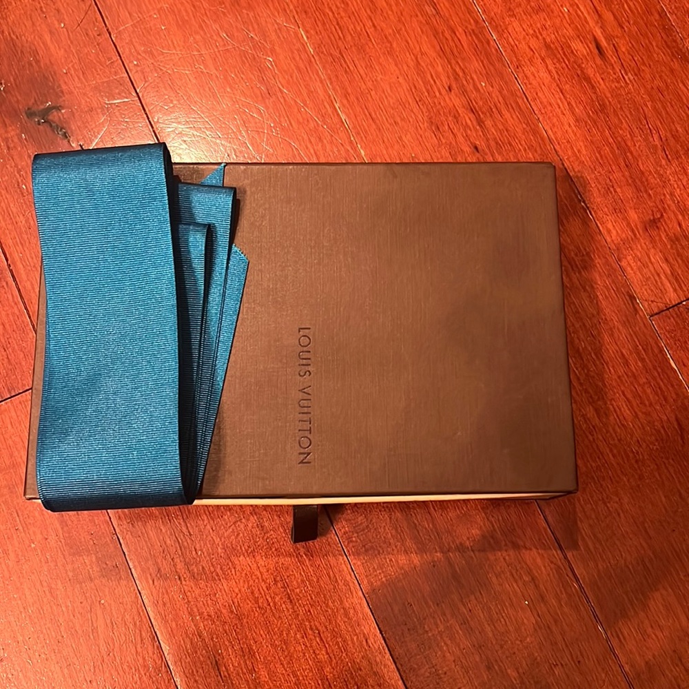 Louis vuitton wallet box with ribbon